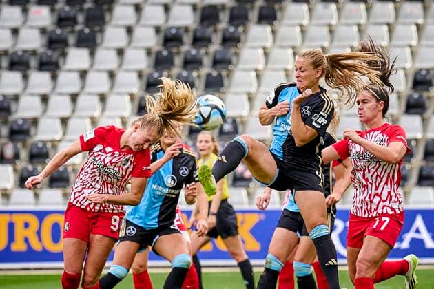 Sport Themen der Woche KW42 21.10.2023 - Fussball - Saison 2023 2024 - 1. Frauen - Fussball - Bundesliga - 05. Spieltag: SC Freiburg - 1. FC Nürnberg FCN ( Club ) - Sportfoto Zink PeKo - xpexkox - Janina Minge ( 9 , SC Freiburg ) Luisa Guttenberger (4, 1. FC Nürnberg FCN ) im Zweikampf *** 21 10 2023 football season 2023 2024 1 womens football Bundesliga 05 matchday SC Freiburg 1 FC Nürnberg FCN club sports photo zinc PeKo xpexkox Janina Minge 9 , SC Freiburg Luisa Guttenberger 4, 1 FC Nürnberg FCN in a duel _scf_fcn_damen_peko