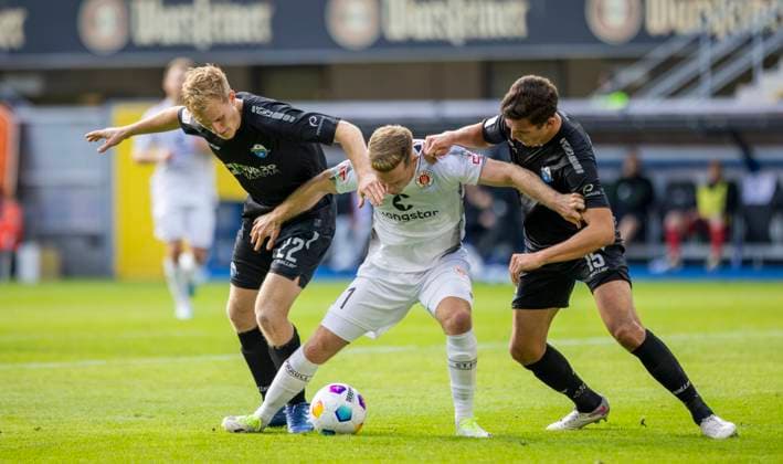 Bilder des Jahres 2023, Sport 10 Oktober Sport Themen der Woche KW42 Paderborn, Germany. 21st Oct 2023. Mattes Hansen (Paderborn), Johannes Eggestein (Pauli), Tobias Müller (Paderborn) SC Paderborn - FC St. Pauli 21.10.2023 *** Paderborn, Germany 21st Oct 2023 Mattes Hansen Paderborn , Johannes Eggestein Pauli , Tobias Müller Paderborn SC Paderborn FC St Pauli 21 10 2023