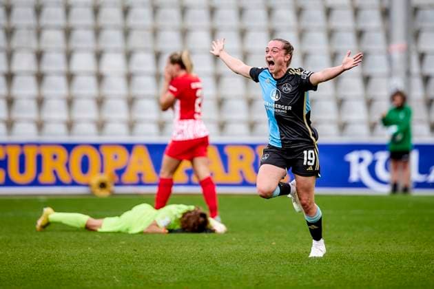 21 10 2023 Football Season 2023 2024 1 Women Football Bundesliga 05 Matchday SC Freiburg 1 FC Nürnberg FCN Club Sportfoto Zink PeKo xpexkox Goal Cheer Cheer Goal Scorer Vanessa Haim 19, 1 FC Nürnberg FCN 0 2 Julia Kassen 29 , SC Freiburg lying on the ground Lisa Karl 2 , SC Freiburg Disappointment Disappointed Unhappy Defeated _scf_fcn_damen_peko