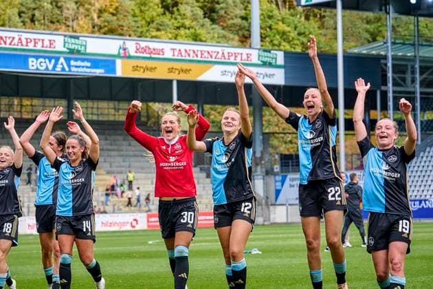 21 10 2023 Football Season 2023 2024 1 Women Football Bundesliga 05 Matchday SC Freiburg 1 FC Nürnberg FCN Club Sportfoto Zink PeKo xpexkox Cheering with fans after end of match Medina Desic 30, 1 FC Nürnberg FCN Amelie Thöle Thoele 12, 1 FC Nürnberg FCN Nadja Burkard 22, 1 FC Nürnberg FCN Vanessa Haim 19, 1 FC Nürnberg FCN Elena Mühlemann Muehlemann 14, 1 FC Nürnberg FCN _scf_fcn_damen_peko