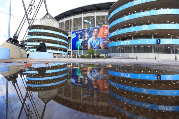 Fußball Premier League Manchester City v Brighton Hove Albion 21. Oktober 2023 Premier League Manchester City v Brighton Hove Albion Eine Gesamtansicht GV des Etihad-Stadions, das sich in einer Pfütze spiegelt Foto Simon Stacpoole Abseits Manchester UK  Copyright: xSimonxStacpoolexOffside