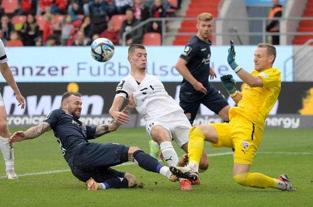 Sport Themen der Woche KW42 21.10.2023, xemx, Fussball 3.Liga, FC Ingolstadt - Spvgg Unterhaching emspor, v.l. Patrick Hobsch (Spvgg Unterhaching), Mladen Gvjetinovic (FC Ingolstadt), Marius Funk (FC Ingolstadt) Zweikampf, Aktion, action, battle for the ball (DFL DFB REGULATIONS PROHIBIT ANY USE OF PHOTOGRAPHS as IMAGE SEQUENCES and or QUASI-VIDEO) Ingolstadt *** 21 10 2023, xemx, football 3 league, FC Ingolstadt Spvgg Unterhaching emspor, v l Patrick Hobsch Spvgg Unterhaching , Mladen Gvjetinovic FC Ingolstadt , Marius Funk FC Ingolstadt Zweikampf, action, battle for the ball DFL DFB REGULATIONS PROHIBIT ANY USE OF PHOTOGRAPHS as IMAGE SEQUENCES and or QUASI VIDEO Ingolstadt