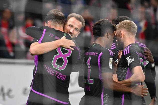 Bilder des Jahres 2023, Sport 10 Oktober Sport Themen der Woche KW42 Sport Bilder des Tages kollektiver Torjubel Harry KANE (Bayern Muenchen), Leon GORETZKA (Bayern Muenchen), Kingsley COMAN (Bayern Muenchen), Konrad LAIMER (Bayern Muenchen) nach Tor zum 0-2, Jubel,Freude,Begeisterung,Aktion. Fussball 1. Bundesliga Saison 2023 2024, 8.Spieltag, Spieltag08, 1.FSV Mainz 05 - Borussia Moenchengladbach am 21.10.2023, MEWA Arena Mainz. *** collective goal celebration Harry KANE Bayern Muenchen , Leon GORETZKA Bayern Muenchen , Kingsley COMAN Bayern Muenchen , Konrad LAIMER Bayern Muenchen after goal to 0 2, cheers, joy, enthusiasm, action football 1 Bundesliga season 2023 2024, 8 Spieltag, Spieltag08, 1 FSV Mainz 05 Borussia Moenchengladbach on 21 10 2023, MEWA Arena Mainz