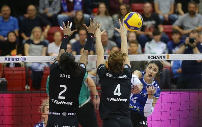 Bilder des Jahres 2023, Sport 10 Oktober Sport Themen der Woche KW42 Sport Bilder des Tages Stuttgart , Volleyball Bundesliga Frauen , Allianz MTV Stuttgart vs. Rote Raben Vilsbiburg , rechts: Jovana Mirosavljevic ( Stuttgart ) *** Stuttgart , Volleyball Bundesliga Women , Allianz MTV Stuttgart vs Rote Raben Vilsbiburg , right Jovana Mirosavljevic Stuttgart
