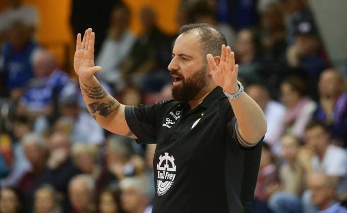Stuttgart , Volleyball Bundesliga Women , Allianz MTV Stuttgart vs Rote Raben Vilsbiburg , Coach Konstantin Bitter Stuttgart