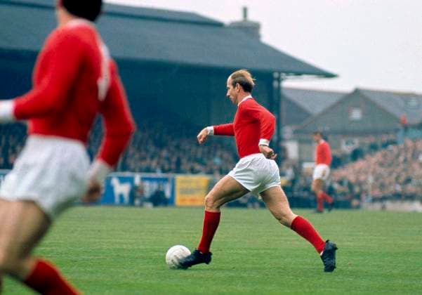 Bobby Charlton 26 October 1968 London : English Football League Division One : QPR v Manchester United, ManU Bobby Charlton runs with the ball. Photo: Gerry Cranham Offside London UK *** Bobby Charlton 26. Oktober 1968 London English Football League Division One QPR v Manchester United Bobby Charlton läuft mit dem Ball Foto Gerry Cranham Abseits London UK  Copyright: xGerryxCranhamxOffside al