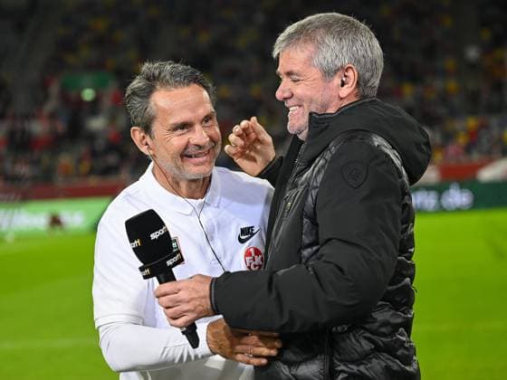 Dirk Schuster (1. FC Kaiserslautern, Trainer) begruesst Friedhelm Funkel herzlich. Fortuna Duesseldorf vs. 1. FC Kaiserslautern, Fussball, 2. Bundesliga, 10. Spieltag, Saison 2023 2024, 21.10.2023 DFB DFL Regulations prohibit any use of Photographs as image sequences and or quasi-video Fortuna Duesseldorf vs. 1. FC Kaiserslautern, Fussball, 2. Bundesliga, 10. Spieltag, Saison 2023 2024, 21.10.2023 Duesseldorf *** Dirk Schuster 1 FC Kaiserslautern, coach warmly welcomes Friedhelm Funkel Fortuna Duesseldorf vs 1 FC Kaiserslautern, Football, 2 Bundesliga, 10 Spieltag, Saison 2023 2024, 21 10 2023 DFB DFL Regulations prohibit any use of Photographs as image sequences and or quasi video Fortuna Duesseldorf vs 1 FC Kaiserslautern, Football, 2 Bundesliga, 10 Spieltag, Saison 2023 2024, 21 10 2023 Duesseldorf Copyright: xEibner-Pressefoto ThomasxHaeslerx EP_THR