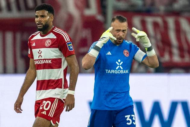 Sport Bilder des Tages Fußball: 2. Bundesliga, Saison 2023 2024, 10. Spieltag, Fortuna Düsseldorf - 1. FC Kaiserslautern am 21.10.2023 in der Merkur Spielarena in Düsseldorf Düsseldorfs Jamil Siebert (l.) und Düsseldorfs Torwart Florian Kastenmeier ärgern sich nach dem Tor zum 0:1. WICHTIGER HINWEIS: Gemäß den Vorgaben der DFL Deutsche Fußball Liga bzw. des DFB Deutscher Fußball-Bund ist es untersagt, in dem Stadion und oder vom Spiel angefertigte Fotoaufnahmen in Form von Sequenzbildern und oder videoähnlichen Fotostrecken zu verwerten bzw. verwerten zu lassen. *** Fußball 2 Bundesliga, Saison 2023 2024, 10 Spieltag, Fortuna Düsseldorf 1 FC Kaiserslautern am 21 10 2023 in der Merkur Spielarena in Düsseldorf Düsseldorfs Jamil Siebert l und Düsseldorfs Torwart Florian Kastenmeier ärgern sich nach dem Tor zum 0 1 WICHTIGER HINWEIS Gemäß den Vorgaben der DFL Deutsche Fußball Liga bzw des DFB Deutscher Fußball Bund ist es untersagt, in the stadium and or from the game made photographs in the form of sequence pictures and or video-like photo series to exploit or to let exploit Copyright: xKirchner DavidxInderliedx