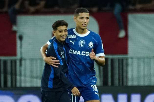 Un jeune supporter entre sur le terrain et vient voir Amine Harit (Olympique de Marseille) FOOTBALL : OGC Nice vs Olympique de Marseille - Ligue 1 Uber Eats - Nice - 21 10 2023 NorbertScanella Panoramic 