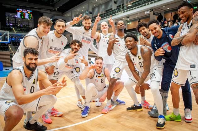 Bilder des Jahres 2023, Sport 10 Oktober Sport Themen der Woche KW42 Sport Bilder des Tages Sieger v.l. (hinten): Alexander Richardson (Giants Düsseldorf,No.03), Miles Osei (Giants Düsseldorf,No.10), Benjamin Dizdar (Giants Düsseldorf,No.09), Alexander Möller (Giants Düsseldorf,No.17), Emil Marshall (Giants Düsseldorf,No.20), C.J. Anderson (Giants Düsseldorf,No.02), Raiquan Clark (Giants Düsseldorf,No.23), Paul Giese (Giants Düsseldorf,No.11), Daniel Norl (Giants Düsseldorf,No.13), Marquill Smith (Giants Düsseldorf,No.01) - v.l. unten Craig Lecesne (Giants Düsseldorf,No.00), Finn Fleute (Giants Düsseldorf,No.08), DEU, Düsseldorf, 21.10.2023 BARMER 2.Basketball Bundesliga - ProA Saison 2023 2024, ART Giants Düsseldorf - Nürnberg Falcons *** Winner f l back Alexander Richardson Giants Düsseldorf,No 03 , Miles Osei Giants Düsseldorf,No 10 , Benjamin Dizdar Giants Düsseldorf,No 09 , Alexander Möller Giants Düsseldorf,No 17 , Emil Marshall Giants Düsseldorf,No 20 , C J Anderson Giants Düsseldorf,No 02 , Raiquan Clark Giants Düsseldorf,No 23 , Paul Giese Giants Dusseldorf,No 11 , Daniel Norl Giants Dusseldorf,No 13 , Marquill Smith Giants Dusseldorf,No 01 v l below Craig Lecesne Giants Dusseldorf,No 00 , Finn Fleute Giants Dusseldorf,No 08 , DEU, Dusseldorf, 21 10 2023 BARMER 2 Basketball Bundesliga ProA Season 2023 2024, ART Giants Dusseldorf Nürnberg Falcons