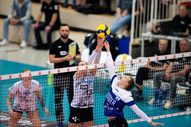 2 Bundesliga Women Pro Schwarz Weiss Erfurt vs Binder Blaubaeren TSV Flacht Erfurt 21 10 2023 Lara Alyssa Darowski 13 Schwarz Weiss Erfurt vs Marie Christin Werner 4 Binder Blaubaeren TSV Flacht 2 Bundesliga Women Pro Schwarz Weiss Erfurt vs Binder Blaubaeren TSV Flacht Riethsporthalle Erfurt 21 10 2023 Copyright: xBEAUTIFULxSPORTS Duehringx
