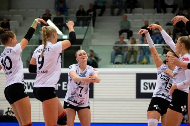 2 Bundesliga Women Pro Schwarz Weiss Erfurt vs Binder Blaubaeren TSV Flacht Erfurt 21 10 2023 Ashlyn Maye Blotzer 7 Schwarz Weiss Erfurt and team 2 Bundesliga Women Pro Schwarz Weiss Erfurt vs Binder Blaubaeren TSV Flacht Riethsporthalle Erfurt 21 10 2023 Copyright: xBEAUTIFULxSPORTS Duehringx