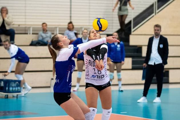 2 Bundesliga Women Pro Schwarz Weiss Erfurt vs Binder Blaubaeren TSV Flacht Erfurt 21 10 2023 Saskia Lenk 1 Binder Blaubaeren TSV Flacht left and Alina Staebler 18 Binder Blaubaeren TSV Flacht 2 Bundesliga Women Pro Schwarz Weiss Erfurt vs Binder Blaubaeren TSV Flacht Riethsporthalle Erfurt 21 10 2023 Copyright: xBEAUTIFULxSPORTS Duehringx