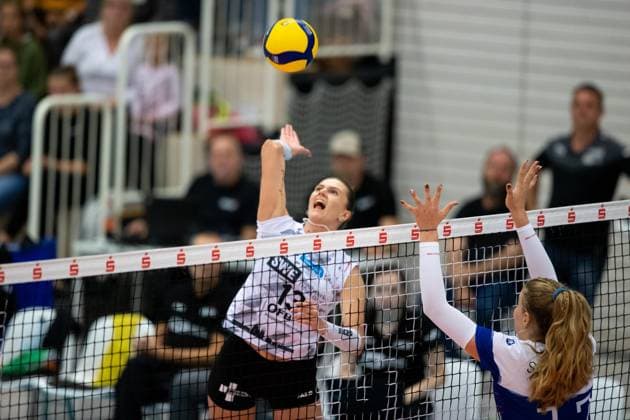 2 Bundesliga Women Pro Schwarz Weiss Erfurt vs Binder Blaubaeren TSV Flacht Erfurt 21 10 2023 Lara Alyssa Darowski 13 Schwarz Weiss Erfurt vs Janna Schweigmann 17 Binder Blaubaeren 2 Bundesliga Women Pro Schwarz Weiss Erfurt vs Binder Blaubaeren TSV Flacht Riethsporthalle Erfurt 21 10 2023 Copyright: xBEAUTIFULxSPORTS Duehringx