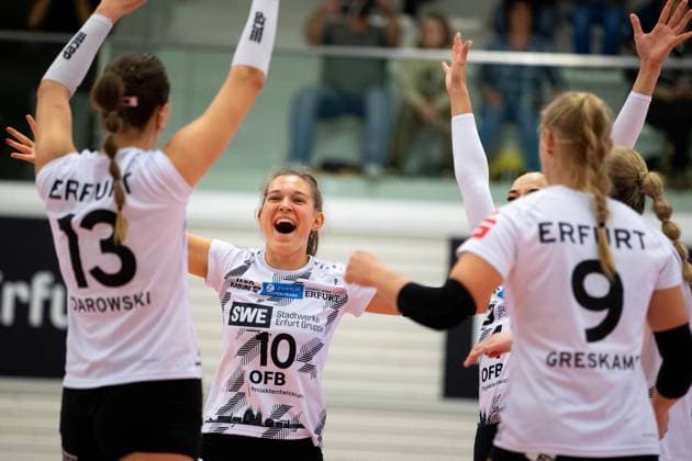 2 Bundesliga Frauen Pro Schwarz Weiss Erfurt vs Binder Blaubaeren TSV Flacht Erfurt 21 10 2023 Pia Mohr 10 Schwarz Weiss Erfurt and team 2 Bundesliga Frauen Pro Schwarz Weiss Erfurt vs Binder Blaubaeren TSV Flacht Riethsporthalle Erfurt 21 10 2023 Copyright: xBEAUTIFULxSPORTS Duehringx