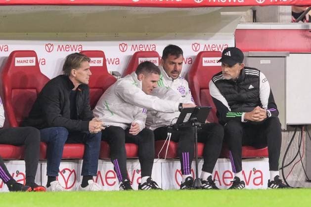 Soccer, 1 Bundesliga, 20231021, FSV Mainz 05 FC Bayern München In the picture Sports Director of FC Bayern München Christoph FREUND, Co Coach of FC Bayern München Anthony BARRY, Co Coach of FC Bayern München Zsolt LÅW and Coach of FC Bayern München Thomas TUCHEL on bench at tablet Live Analysis Analysis Mainz MEWA Arena Rheinland Pfalz Germany Copyright: Passion2Press MarkusxFischerx