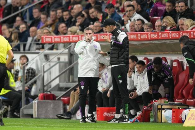 Soccer, 1 Bundesliga, 20231021, FSV Mainz 05 FC Bayern Munich In picture Co coach of FC Bayern Munich Anthony BARRY and coach of FC Bayern Munich Thomas TUCHEL vote Mainz MEWA Arena Rheinland Pfalz Germany Copyright: Passion2Press MarkusxFischerx