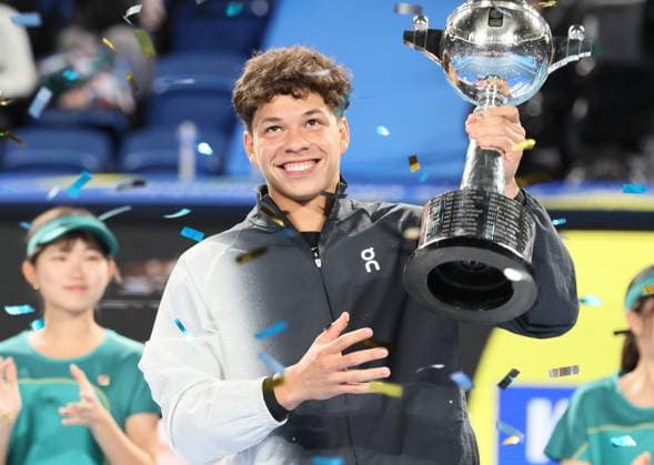 Bilder des Jahres 2023, Sport 10 Oktober Sport Themen der Woche KW42 Sport Bilder des Tages October 22, 2023, Tokyo, Japan - Ben Shelton of the United States raises the trophy of the Japan Open tennis championships at the Ariake Colosseum in Tokyo on Suniday, October 22, 2023. Shelton defeated Aslan Karatsev of Russia in the final. (photo by Yoshio Tsunoda AFLO) Noxthirdxpartyxsales  (0309706043st)