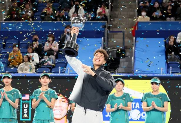October 22, 2023, Tokyo, Japan - Ben Shelton of the United States raises the trophy of the Japan Open tennis championships at the Ariake Colosseum in Tokyo on Suniday, October 22, 2023. Shelton defeated Aslan Karatsev of Russia in the final. (photo by Yoshio Tsunoda AFLO) Noxthirdxpartyxsales  (0309706046st)