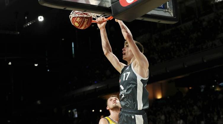 Johann Grünloh dunking action upper body sports basketball BBL Bundesliga men 4 matchday season 2023 2024 22 10 2023 ALBA Berlin vs SC Rasta Vechta