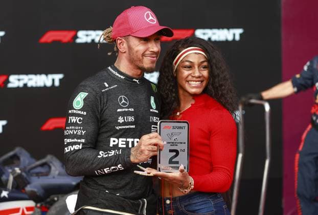 Sport Bilder des Tages HAMILTON Lewis (gbr), Mercedes AMG F1 Team W14, portrait Sha Carri Richardson, athlete portrait during the 2023 Formula 1 Lenovo United States Grand Prix, 18th round of the 2023 Formula One World Championship, WM, Weltmeisterschaft from October 20 to 22, 2023 on the Circuit of The Americas, in Austin, USA - F1 - US GRAND PRIX 2023 DPPI Panoramic  00123040_F12023GP19TEX_JK209787
