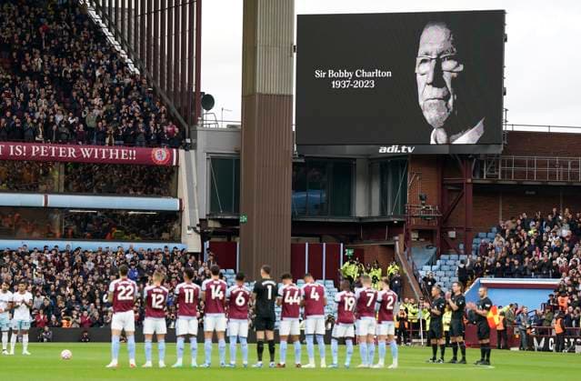 Bilder des Jahres 2023, Sport 10 Oktober Sport Themen der Woche KW42 Birmingham, England, 22nd October 2023. A picture of Sir Bobby Charlton is shown on the screen as the ground takes part in a minutes applause to remember his life during the Premier League match at Villa Park, Birmingham. Picture credit should read: Andrew Yates Sportimage EDITORIAL USE ONLY. No use with unauthorised audio, video, data, fixture lists, club league logos or live services. Online in-match use limited to 120 images, no video emulation. No use in betting, games or single club league player publications. SPI-2668-0005
