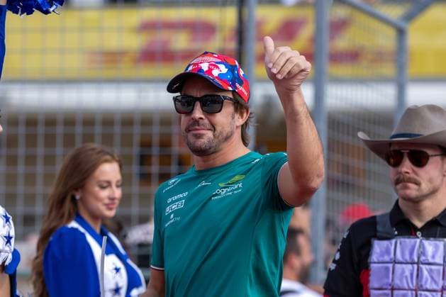 AUSTIN, TX - OCTOBER 22: Aston Martin Aramco Cognizant F1 Team driver Fernando Alonso (14) of Spain walks onto the track for the driver parade before the Formula 1 Lenovo United States Grand Prix on October 22, 2023, at Circuit of The Americas in Austin, Texas. (Photo by David Buono Icon Sportswire) AUTO: OCT 22 F1 United States Grand Prix EDITORIAL USE ONLY Icon2310220421
