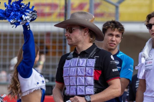 AUSTIN, TX - OCTOBER 22: Alfa Romea F1 Team Stake driver Vaitteri Bottas (77) of Finland walks onto the track for the driver parade before the Formula 1 Lenovo United States Grand Prix on October 22, 2023, at Circuit of The Americas in Austin, Texas. (Photo by David Buono Icon Sportswire) AUTO: OCT 22 F1 United States Grand Prix EDITORIAL USE ONLY Icon2310220431