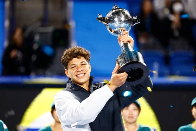 October 22, 2023, Tokyo, Japan: Ben SHELTON (USA) poses for the cameras during the award ceremony of the Kinoshita Group Japan Open Tennis Championships 2023 at the Ariake Coliseum. This is the longest-running ATP, Tennis Herren Tour tournament in Asia, first held in 1972. The tournament runs from October 16 to 22. Shelton won 7-5, 6-1. Tokyo Japan - ZUMAm191 20231022_aap_m191_034 Copyright: xRodrigoxReyesxMarinx
