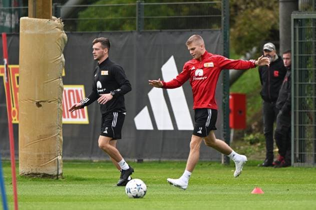 Football, men, season 2023 2024, Champions League, training of 1 FC Union Berlin at the stadium An der Alten Försterei on the day before the match against SSC Napoli, f l Rehatrainer Johannes Thienel 1 FC Union Berlin , Andras Schäfer 1 FC Union Berlin , 23 10 2023, Copyright: xMatthiasxKochx