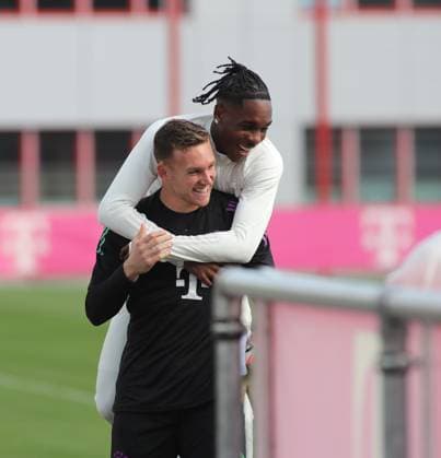 Munich, Germany 23 October 2023 football, men, season 2023 2024, FC Bayern Munich, Säbener Strasse, training ground, training, final training, Champions League Daniel Peretz FC Bayern Munich li with Mathys Tel FC Bayern Munich r piggyback to training ground