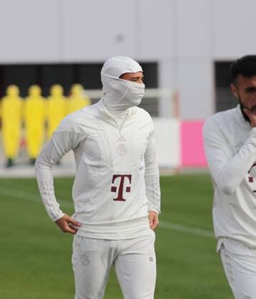 Munich, Germany 23 October 2023 football, men, season 2023 2024, FC Bayern Munich, Säbener Strasse, training ground, training, final training, Champions League Leroy Sane FC Bayern Munich hooded with scarf and mptzchen