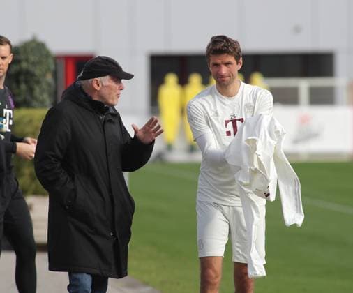 Munich, Germany 23 October 2023 football, men, season 2023 2024, FC Bayern Munich, Säbener Strasse, training ground, training, final training, Champions League Hermann Gerland li with Thomas Müller, Mueller FC Bayern Munich re in conversation