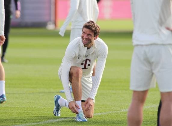 Munich, Germany 23 October 2023 football, men, season 2023 2024, FC Bayern Munich, Säbener Strasse, training ground, training, final training, Champions League Thomas Mueller, Mueller FC Bayern Munich ties his shoelaces, tie his shoes, grin