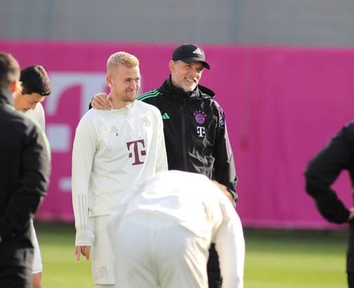 Munich, Germany 23 October 2023 football, men, season 2023 2024, FC Bayern Munich, Säbener Strasse, training ground, training, final training, Champions League Matthijs de Ligt FC Bayern Munich li with Thomas Tuchel, coach FC Bayern Munich re who hugs him
