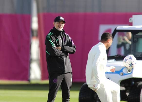 Munich, Germany 23 October 2023 football, men, season 2023 2024, FC Bayern Munich, Säbener Strasse, training ground, training, final training, Champions League Thomas Tuchel, coach FC Bayern Munich watches the unit, smile, grin