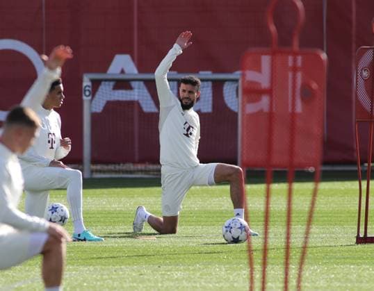 Munich, Germany 23 October 2023 football, men, season 2023 2024, FC Bayern Munich, Säbener Strasse, training ground, training, final training, Champions League Noussair Mazraoui FC Bayern Munich raises his right arm, stretching, warming up