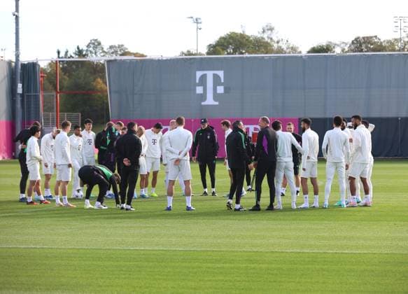 Munich, Germany 23 October 2023 football, men, season 2023 2024, FC Bayern Munich, Säbener Strasse, training ground, training, final training, Champions League The team of FC Bayern Munich together in a circle, together, all, Thomas Tuchel, coach FC Bayern Munich stands in the middle