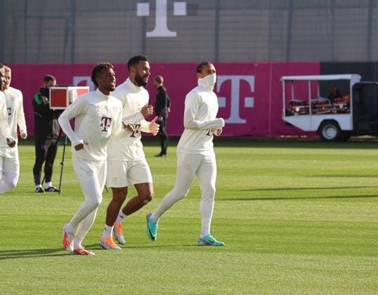 Munich, Germany 23 October 2023 football, men, 2023 2024 season, FC Bayern Munich, Säbener Strasse, training ground, training, final training, Champions League Kingsley Coman FC Bayern Munich with Eric Maxim Choupo Moting FC Bayern Munich and Leroy Sane FC Bayern Munich from l to r running, jogging.
