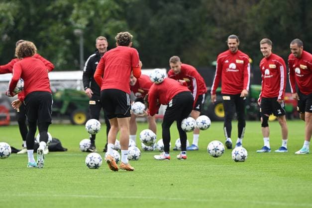 Football, men, 2023 2024 season, Champions League, 1 FC Union Berlin training at the stadium An der Alten Försterei the day before the match against SSC Napoli, birthday ritual for Brenden Aaronson 1 FC Union Berlin , 23 10 2023, Copyright: xMatthiasxKochx
