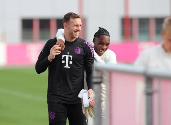 Munich, Germany 23 October 2023 football, men, season 2023 2024, FC Bayern Munich, Säbener Strasse, training ground, training, final training, Champions League Daniel Peretz FC Bayern Munich li with Mathys Tel FC Bayern Munich re hug, hug, laugh, good humored