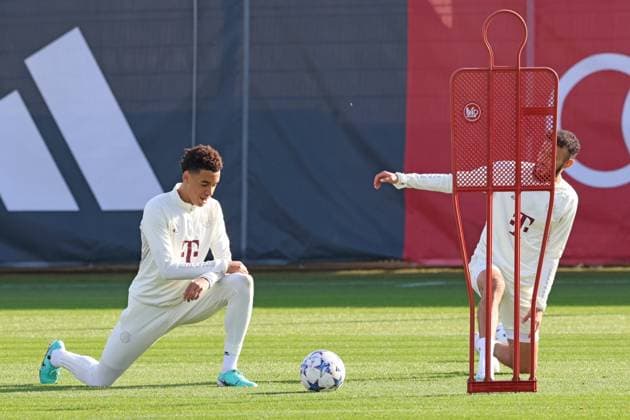 40 Noussair Mazraoui, right, and 42 Jamal Musiala, stretching, stretching Football final training of FC Bayern Muenchen before the UEFA Champions League match against Galatasaray Istanbul 23 10 2023 Training ground, Saebenerstr PHOTO Mladen Lackovic LakoPress