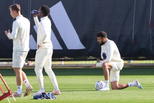 40 Noussair Mazraoui, on the ball, kneeling, on the ground, break, drinking break, football final training of FC Bayern Muenchen before the UEFA Champions League match against Galatasaray Istanbul 23 10 2023 training ground, Saebenerstr PHOTO Mladen Lackovic LakoPress
