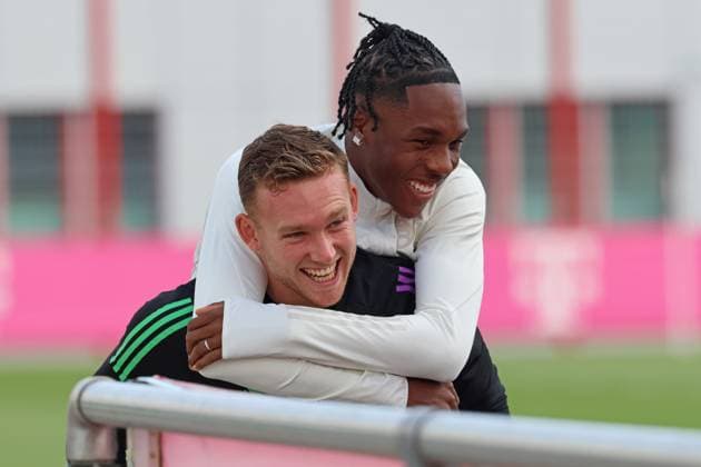 18 Daniel Peretz and 39 Mathys Tel, are in a good mood, hugged, football final training of FC Bayern Muenchen before the UEFA Champions League match against Galatasaray Istanbul 23 10 2023 training ground, Saebenerstr PHOTO Mladen Lackovic LakoPress