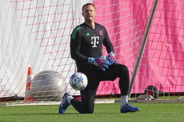 1 Manuel Neuer, portrait, single image, cropped, on the ball soccer final training of FC Bayern Muenchen before UEFA Champions League match against Galatasaray Istanbul 23 10 2023 training ground, Saebenerstr PHOTO Mladen Lackovic LakoPress