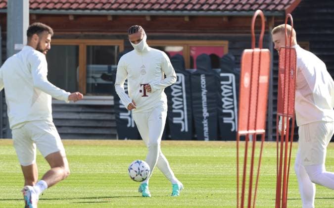 v l 40 Noussair Mazraoui, 10 Leroy Sane, 4 Matthijs de Ligt, action, on the ball, mask, masked, football final training of FC Bayern Muenchen before the UEFA Champions League match against Galatasaray Istanbul 23 10 2023 training ground, Saebenerstr PHOTO Mladen Lackovic LakoPress