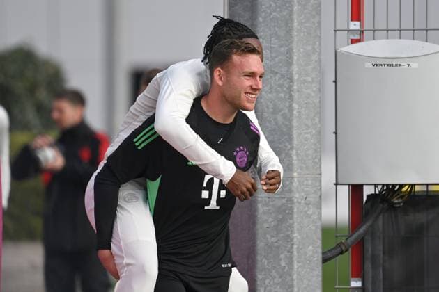Goalkeeper Daniel PERETZ Bayern Muenchen carries Mathys TEL FCB piggyback final training FC Bayern before the CL game against Galatasaray Istanbul on 23 10 2023,