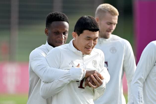 v li Bouna Sarr Bayern Muenchen hugs Minjae KIM FC Bayern Muenchen final training FC Bayern before the CL match against Galatasaray Istanbul on 23 10 2023,