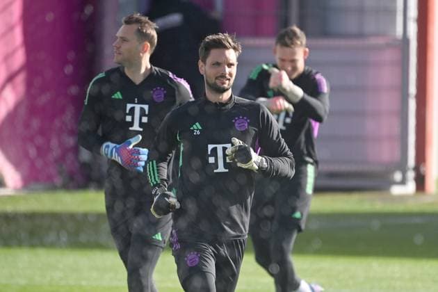 from front Sven ULREICH,Goalkeeper Bayern Muenchen , Manuel NEUER Goalkeeper Bayern Muenchen , Goalkeeper Daniel PERETZ Bayern Muenchen Final training FC Bayern before the CL game against Galatasaray Istanbul on 23 10 2023,