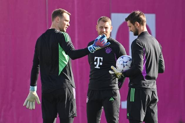 From left Manuel NEUER goalkeeper Bayern Muenchen , goalkeeper coach Michael RECHNER Bayern Muenchen , Sven ULREICH,goalkeeper Bayern Muenchen , final training FC Bayern before the CL game against Galatasaray Istanbul on 23 10 2023,